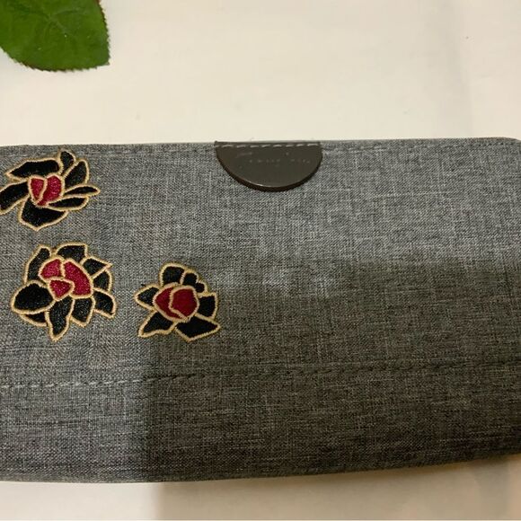 NEW TRAVELON RFID BLOCKING WALLET -  GRAY WITH EMBROIDERED FLOWERS - Picture 4 of 13
